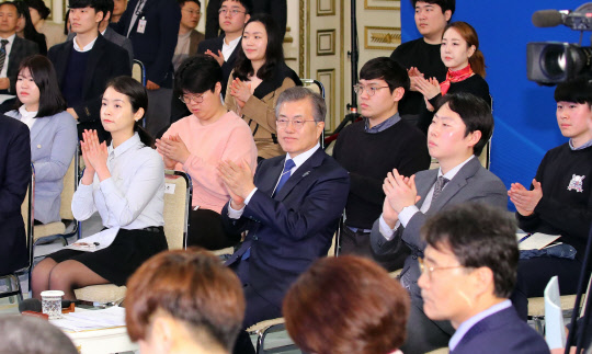 문재인 대통령이 15일 오후 청와대 영빈관에서 열린 청년일자리 대책 보고대회 및 제5차 일자리위원회 회의에서 각 부 장관들의 청년 일자리 대책 보고를 듣고 참석한 청년들과 함께 박수를 치고 있다.  연합뉴스